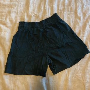 Hm pill on elastic high waisted shorts